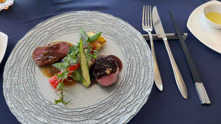 料理。フレンチと和フレンチを2種類も食べられて満足だしとても美味しかった。