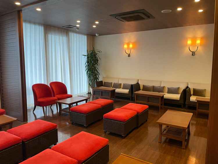 両家の待合室で気まずくならないように仕切りが設けられていました。