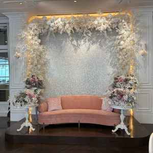 披露宴会場。新郎新婦のソファー。