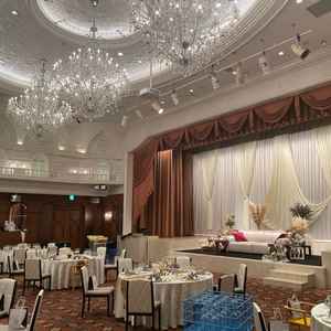 2階のヴェルサイユという名前の披露宴会場です。天井高もあって広々としていました。