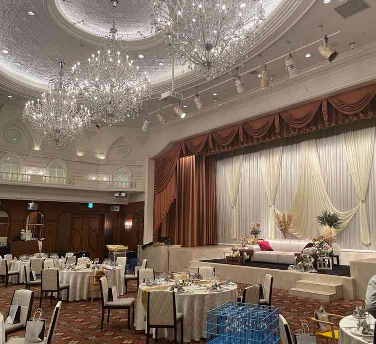 2階のヴェルサイユという名前の披露宴会場です。天井高もあって広々としていました。