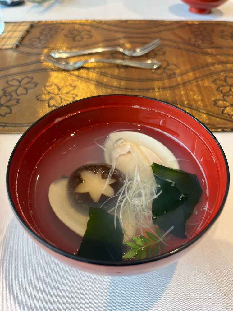ハーフコースの試食をいただきました。蛤のお吸い物は、蛤が大きくいい香りもして美味しかったです。