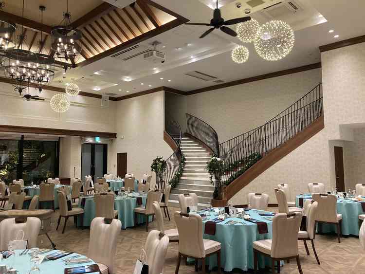 階段二手に分かれて、新郎新婦が入場することもできるとのことでした。もちろん、一緒に並んで入場も可能。