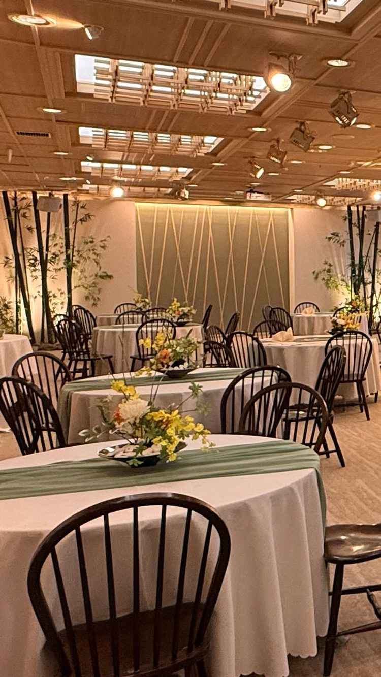 会場の奥ゆきと、テーブル装花のイメージ。この日は披露宴で使われておらず、ペーパー類は見れず。