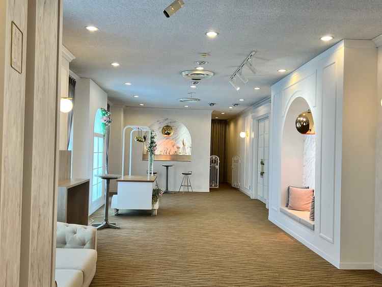 披露宴会場前のスペースも、白とピンクを基調としており、上品で可愛かったです。