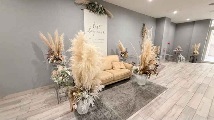 待合ロビーにできる装飾の説明を受けた写真