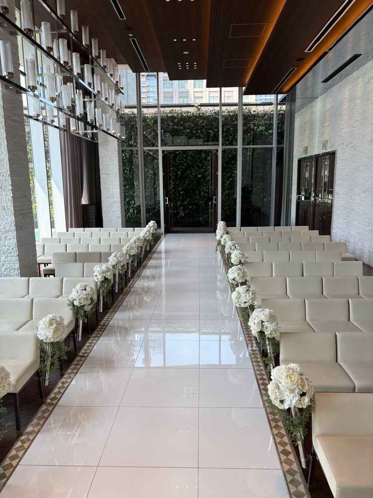 もう一つのチャペルの写真。写真左側が全面窓で開放感があり、日差しが差し込むと幻想的な雰囲気だった。