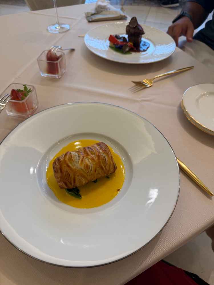 メインの魚料理と肉料理。シェフの方が挨拶にいらしてこちらの魚料理が1番人気と教えてくださいました。