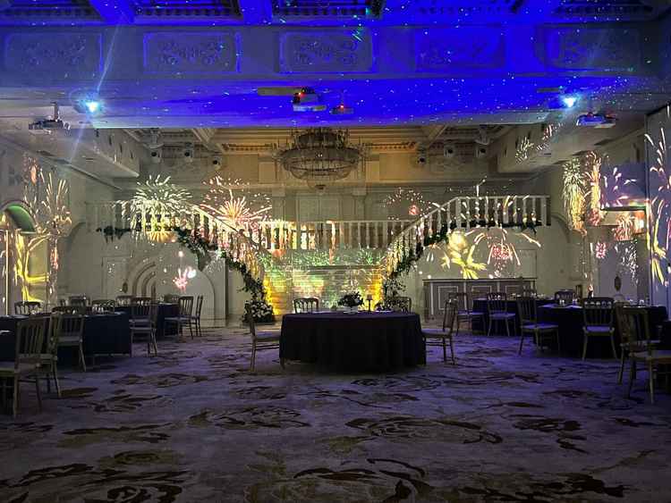 披露宴会場の階段とプロジェクションマッピングはとても迫力がありました！