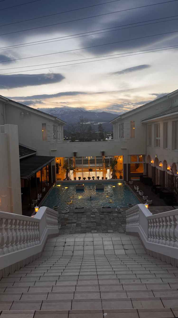 チャペル出てすぐの階段。正面にプールがあり、冬以外は木で奥の家が隠れる。