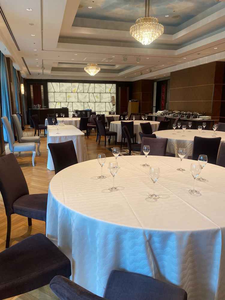 披露宴会場を見学①オープンキッチンが魅力的でした。お庭見えます。