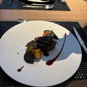 トリュフとフォアグラを添えたステーキ