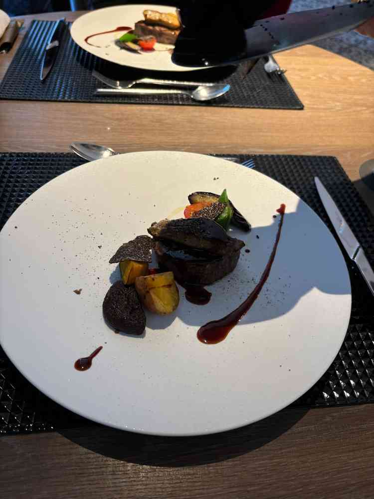 トリュフとフォアグラを添えたステーキ