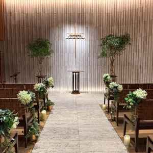 自然を感じられるチャペルで石造りの壁は音の響きが良かったです