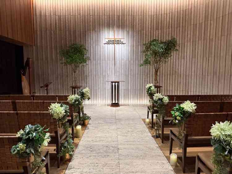 自然を感じられるチャペルで石造りの壁は音の響きが良かったです