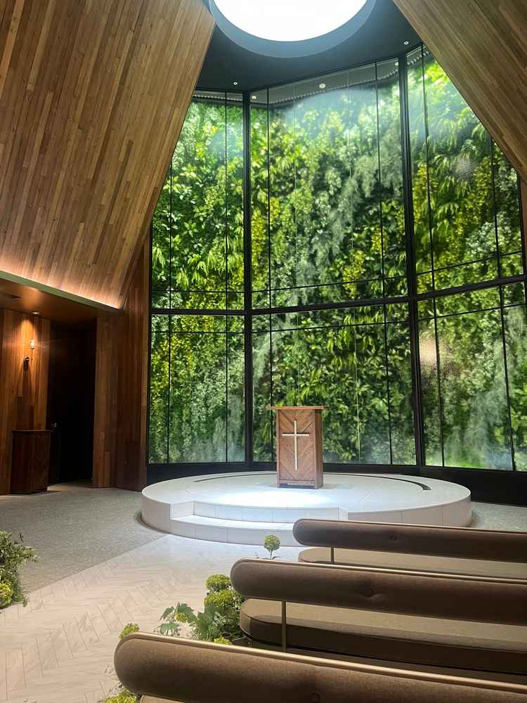 背景がフェイクグリーンで、チープさを感じてしまった