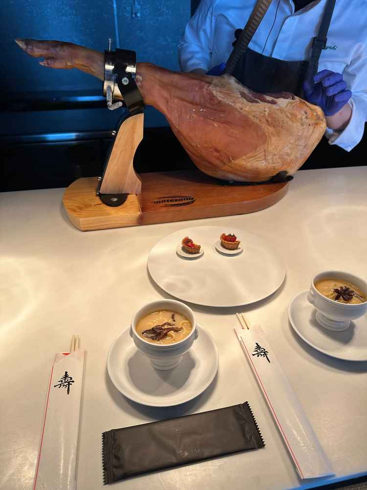 披露宴会場のひとつにはオープンキッチンがあり、事前にラーメンが好きとお伝えして作ってくださいました。