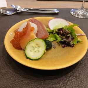 試食コースの前菜に出てきた融合SUSHIをいただきました。お米がムースで出来ており面白さとビックリ！