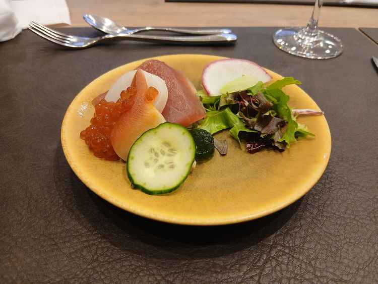 試食コースの前菜に出てきた融合SUSHIをいただきました。お米がムースで出来ており面白さとビックリ！