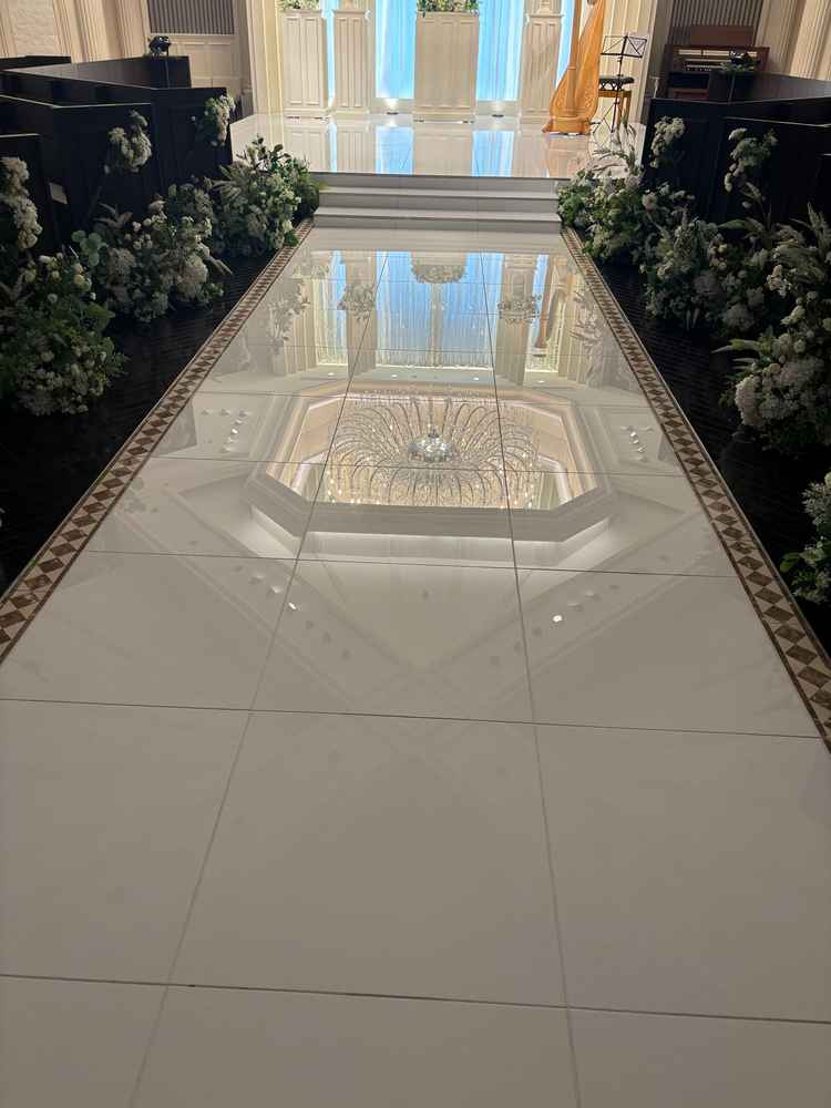 床面にシャンデリアが反射しており、写真映えすると感じた。