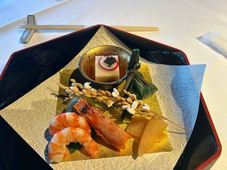 試食のお料理です。和の伝統的な雰囲気を感じられる、豪華なお料理ばかりで、とても美味しかったです。