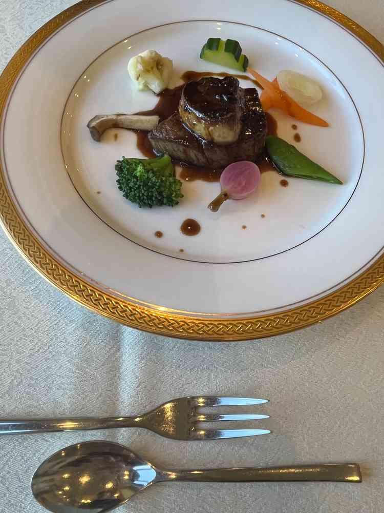 前菜からメイン、デザートまで堪能させていただきました。