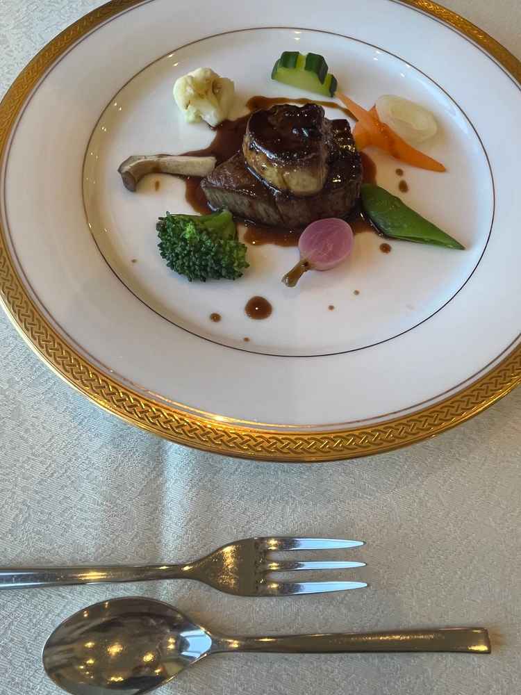 前菜からメイン、デザートまで堪能させていただきました。