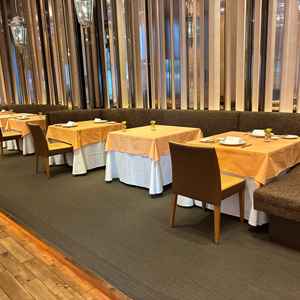 パーティー会場　こちらを高砂にすることもできる