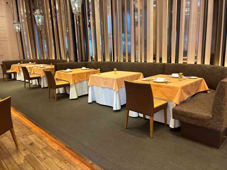 パーティー会場　こちらを高砂にすることもできる