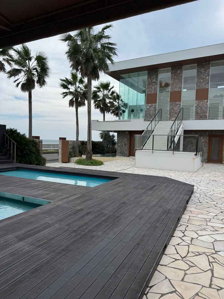 ガーデンは、ヤシの木やプールがありリゾート感溢れる作りになっていた。