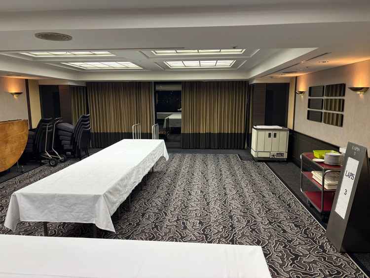 少人数用の披露宴・会食部屋です。大きな窓が付いており、外の景色が一望できます。