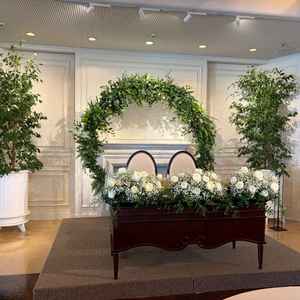 披露宴会場内の写真です。椅子の後ろにある緑の装飾が会場マッチしてました。更に飾り付けも出来るそうです