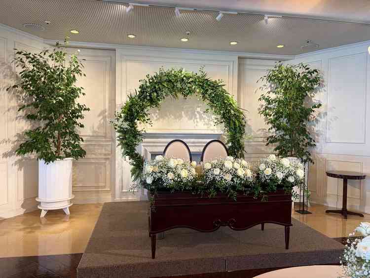 披露宴会場内の写真です。椅子の後ろにある緑の装飾が会場マッチしてました。更に飾り付けも出来るそうです