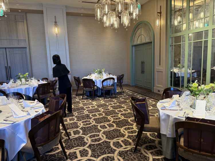 披露宴上の見学。