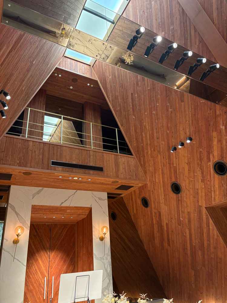 挙式場の後ろの２階に楽器演奏が配置してあるそうです