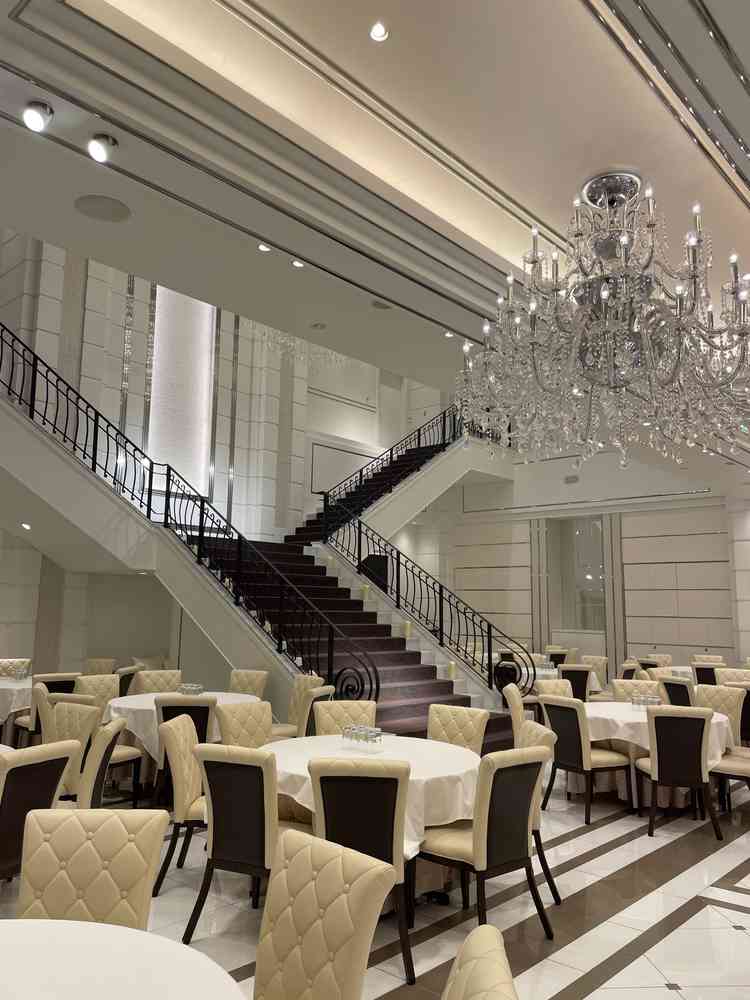 1番大きな披露宴会場の写真。会場の中に階段があり素敵でした。