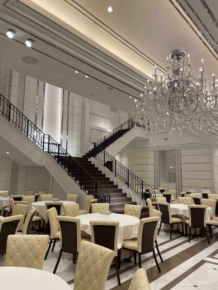 1番大きな披露宴会場の写真。会場の中に階段があり素敵でした。