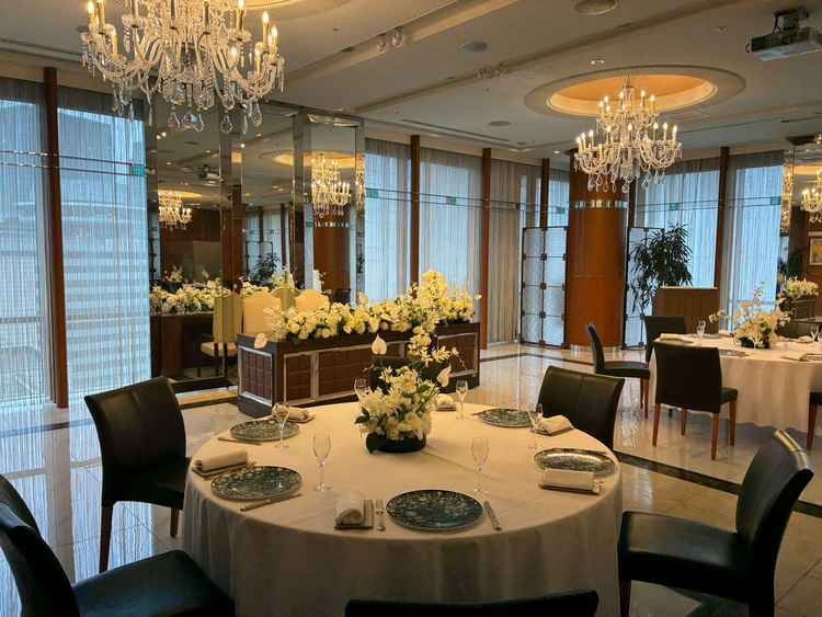 披露宴会場、さすがレストランということだけあってカトラリーやお皿が特徴的で素敵です。