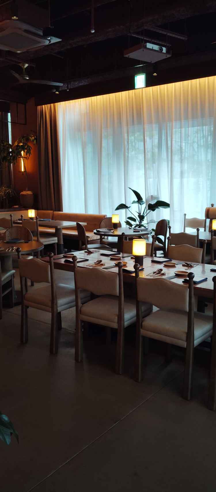 披露宴会場。普段はレストラン営業していて、照明などもオシャレ。