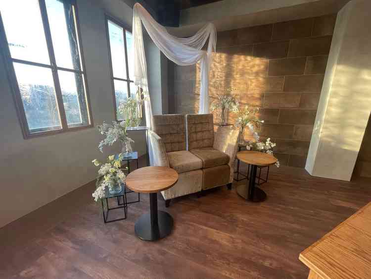 新郎新婦が座るソファー