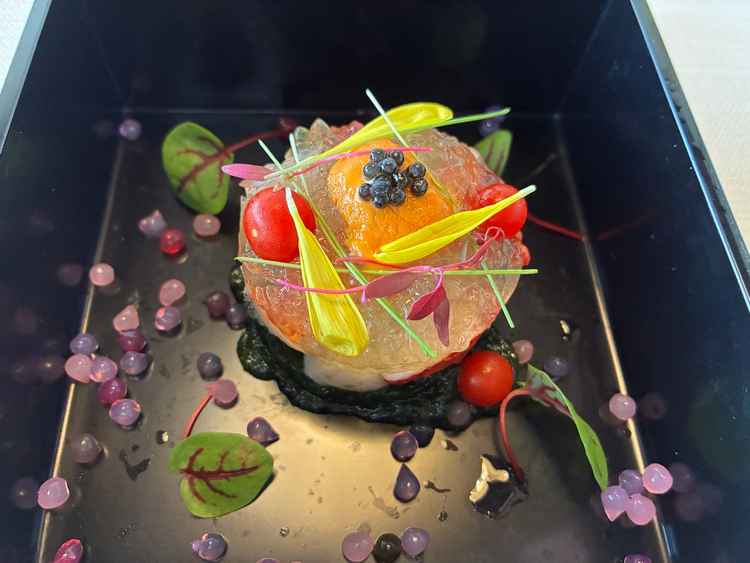 前菜の料理ですが昆布のジュレが出汁がきいててすごく海鮮にマッチし美味しかったです。また食べたくなる。