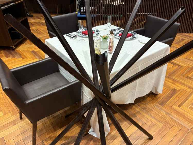 披露宴会場黒っぽいイメージ