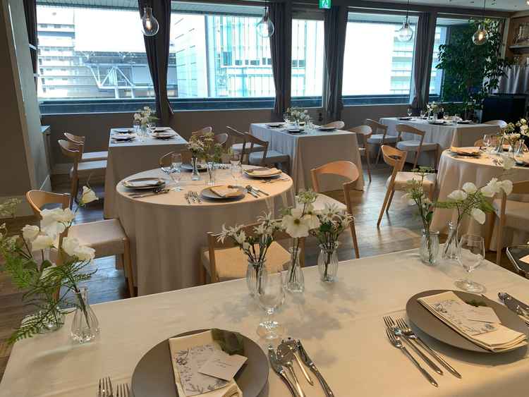 披露宴会場です。カーテンで区切ることができ、幅広い人数に対応可能とのことでした。