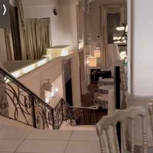 披露宴会場と挙式会場を繋ぐ階段ー参列者が挙式の熱量を持ったままの動線で披露宴会場へ行けるのが魅力的で