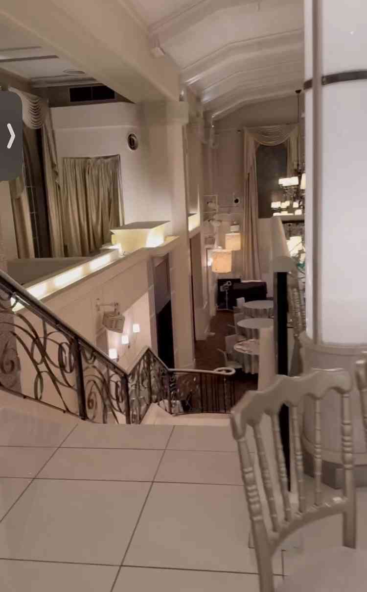 披露宴会場と挙式会場を繋ぐ階段ー参列者が挙式の熱量を持ったままの動線で披露宴会場へ行けるのが魅力的で