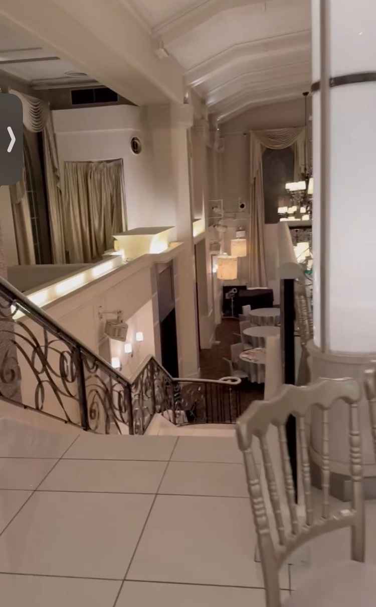 披露宴会場と挙式会場を繋ぐ階段ー参列者が挙式の熱量を持ったままの動線で披露宴会場へ行けるのが魅力的で