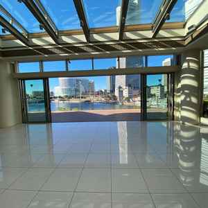 フラワーシャワーを行う階段は開放感があり、海風も感じられてとても気持ち良かったです。