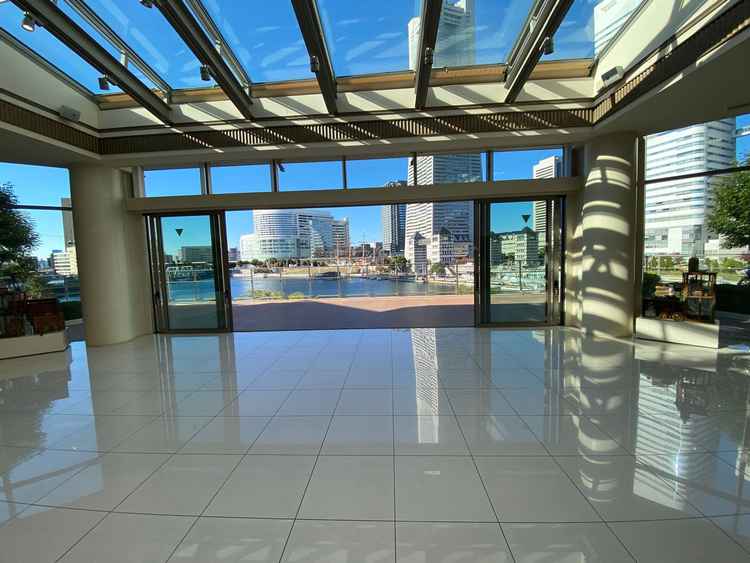 フラワーシャワーを行う階段は開放感があり、海風も感じられてとても気持ち良かったです。