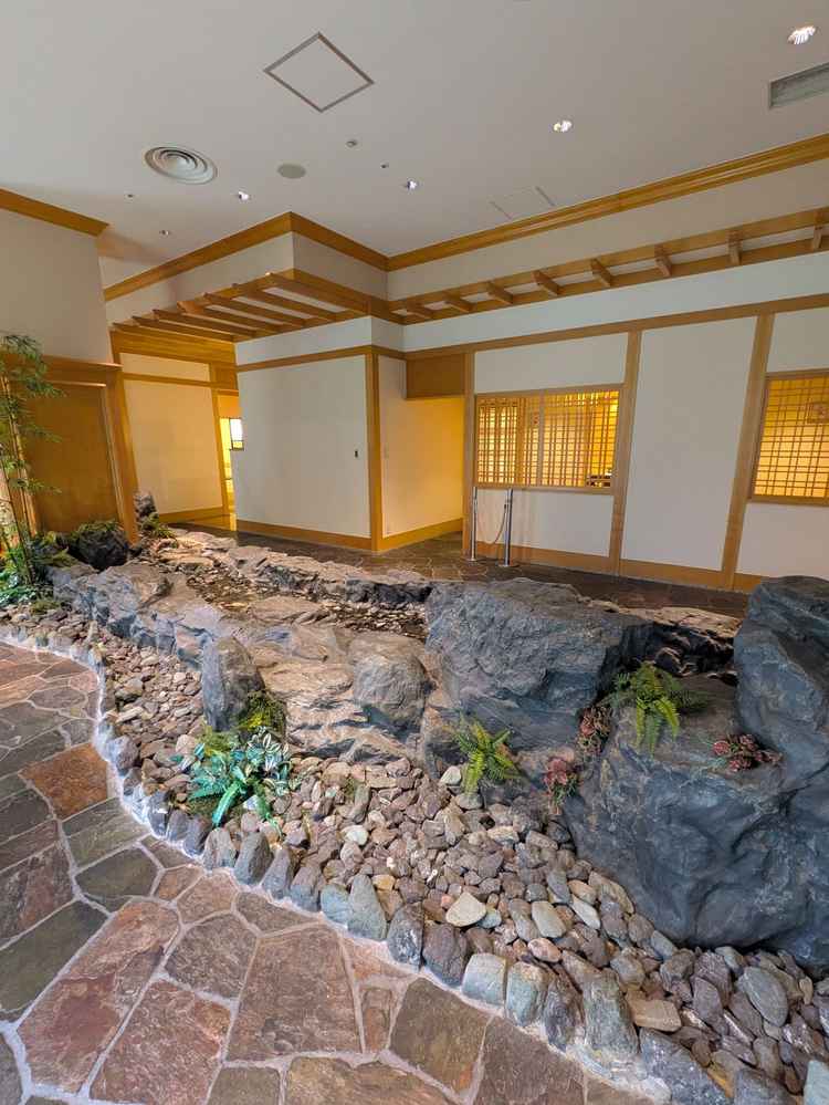 レストランの入り口の内装。奥の個室を家族控室として利用させていただけるとのこと。