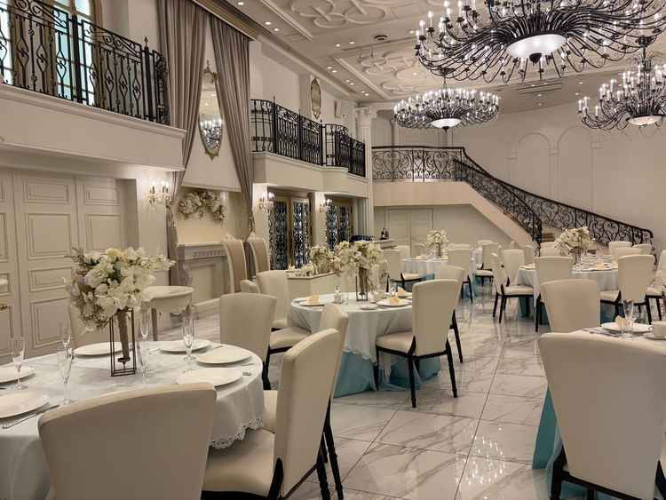 階段付きの披露宴会場。会場内に男女各1つずつお手洗い有り(防音扉完備)。